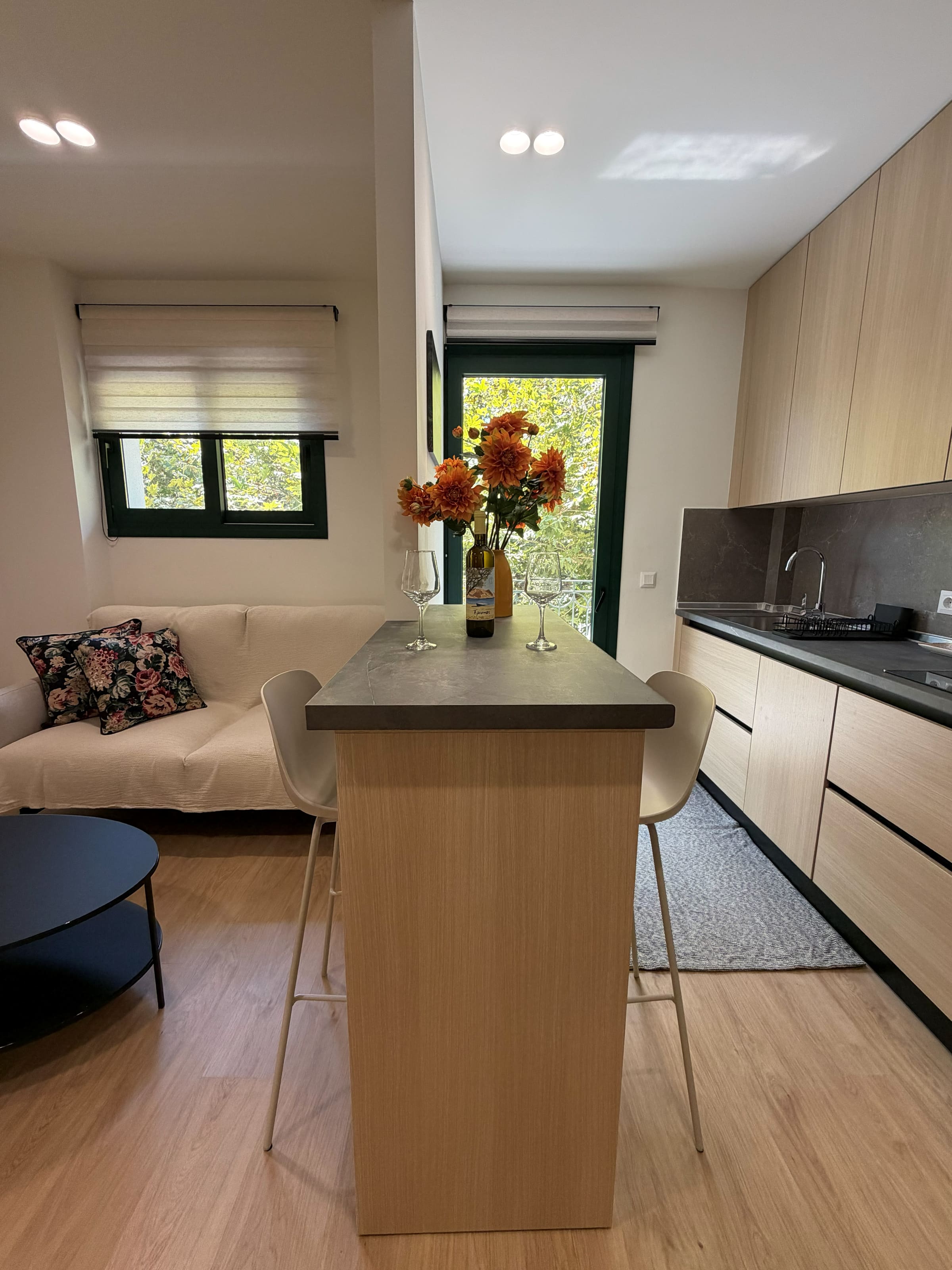 Demi Suite — Σαλόνι με θέα στην κουζίνα · PANDEMI Luxury Living Rhodes